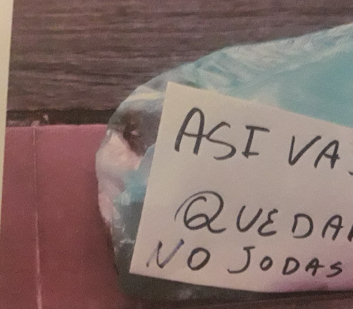 Mensaje en una bolsa que contenía un pollo trozado.