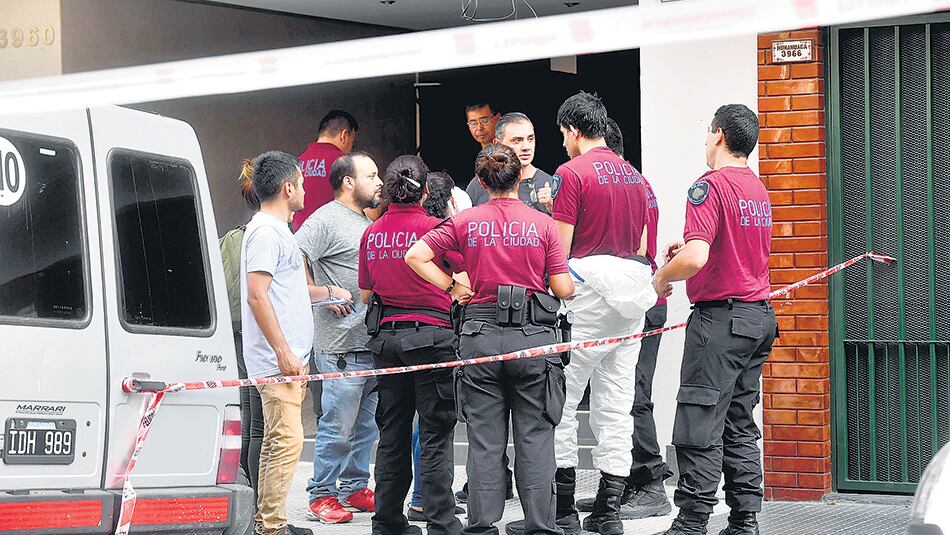 La puerta del edificio de la calle Humahuaca, donde fue cometido el femicidio.