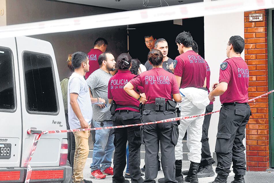 La puerta del edificio de la calle Humahuaca, donde fue cometido el femicidio.