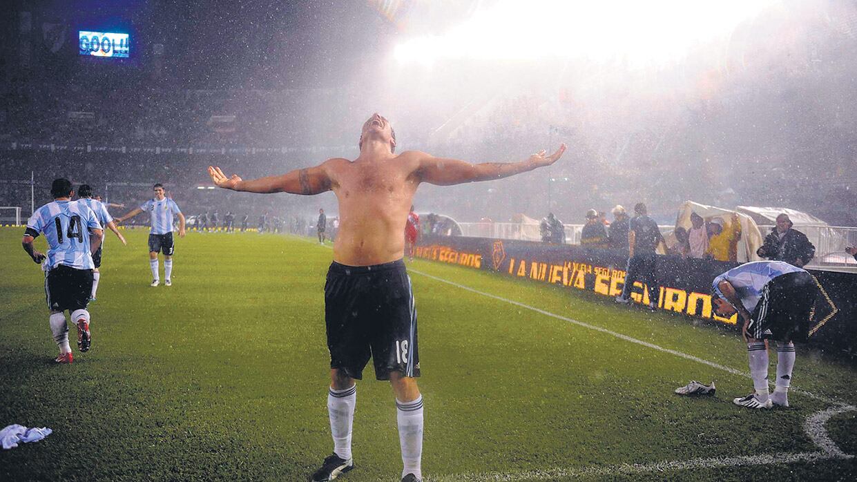 La postal del 10 de octubre de 2009, con Palermo gritando su agónico gol, en medio de un vendaval.