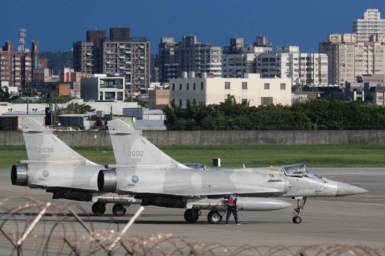 Aviones de combate de Taiwán en una pista de Taipei.
