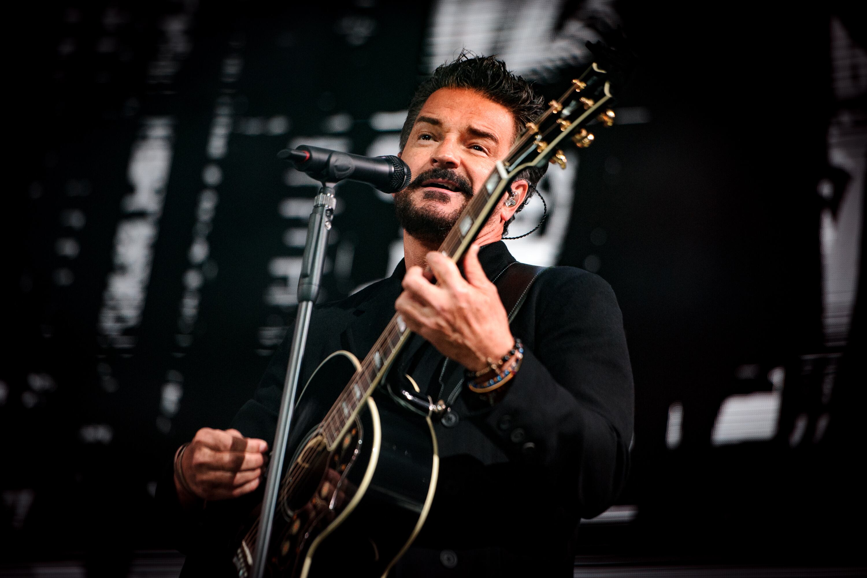 Ricardo Arjona realizó 160 shows durante dos años en distintos países del mundo con la gira "Blanco y Negro".