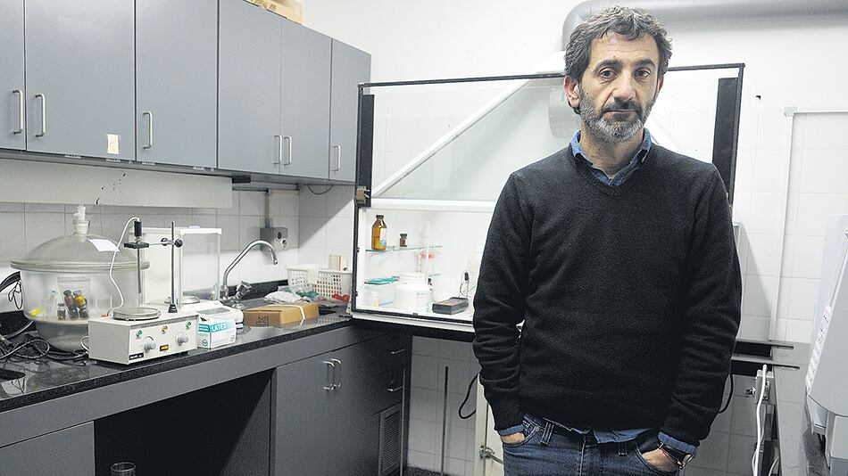 Fernando Marte en su laboratorio como bioquímico-conservador.