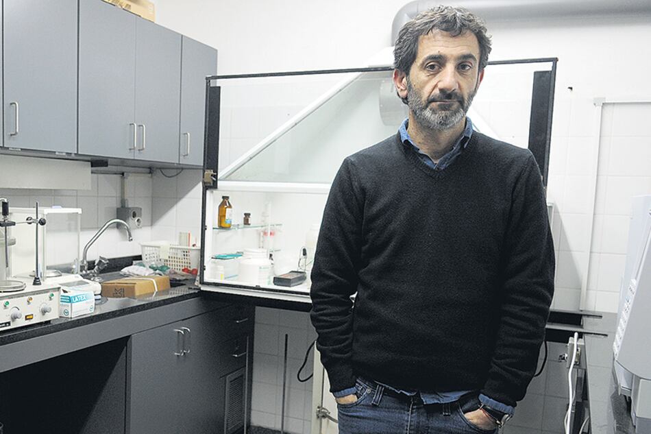 Fernando Marte en su laboratorio como bioquímico-conservador.