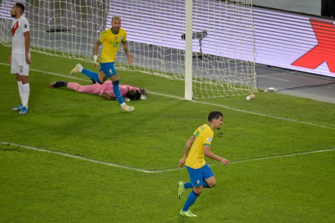 Con Gallese caído, Lucas Paquetá celebra el gol de Brasil