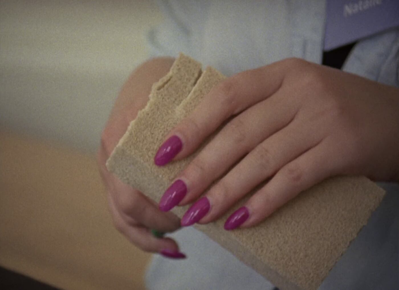 La directora no le saca de encima el ojo a esas manos que consiguen convertir en nuevo aquello que ya no lo es.