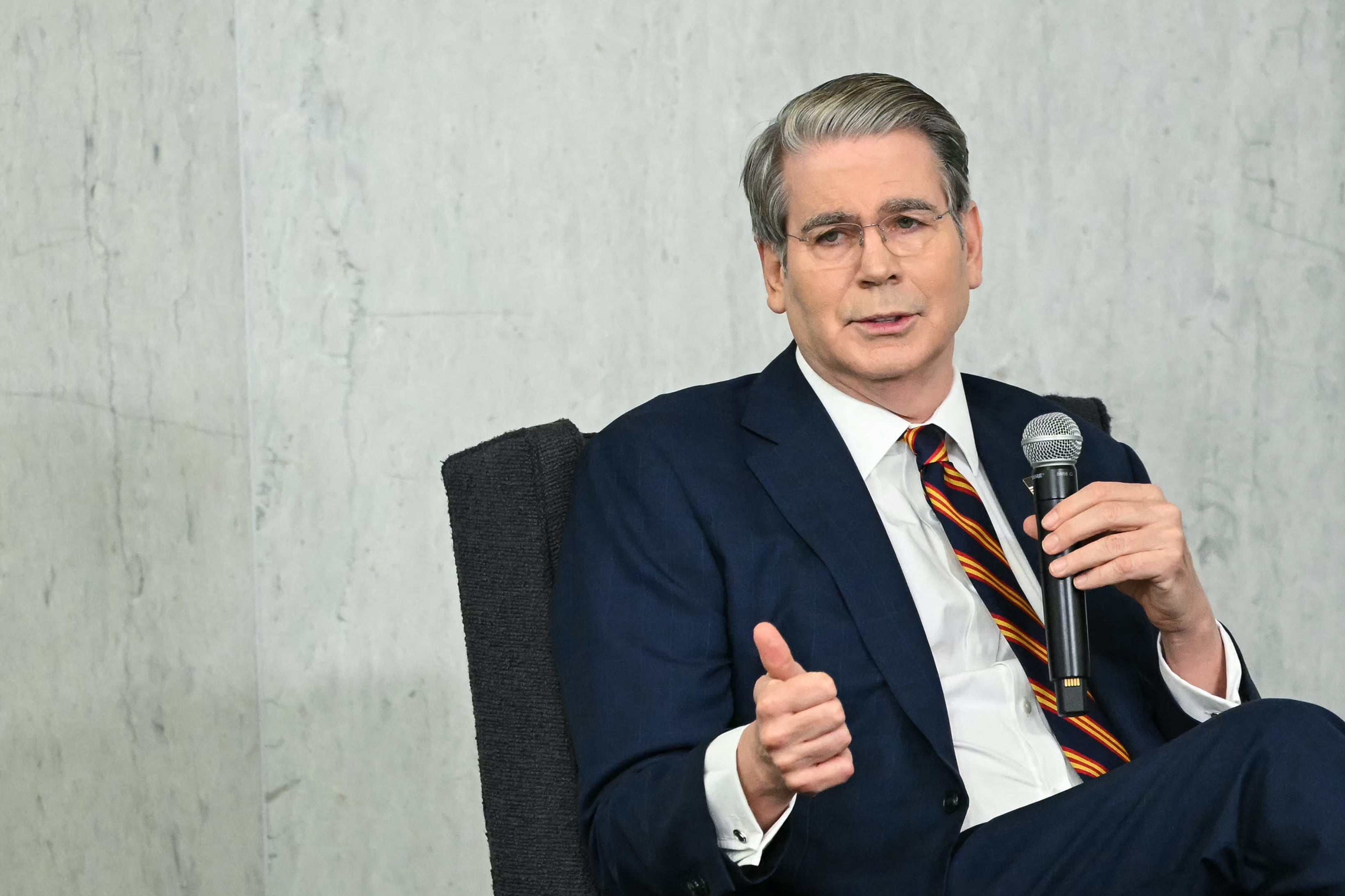 Scott Bessent, secretario del Tesoro de Estados Unidos, confirmó la compra de pesos argentinos y adelantó una nueva línea de financiamiento para el gobierno de Javier Milei.