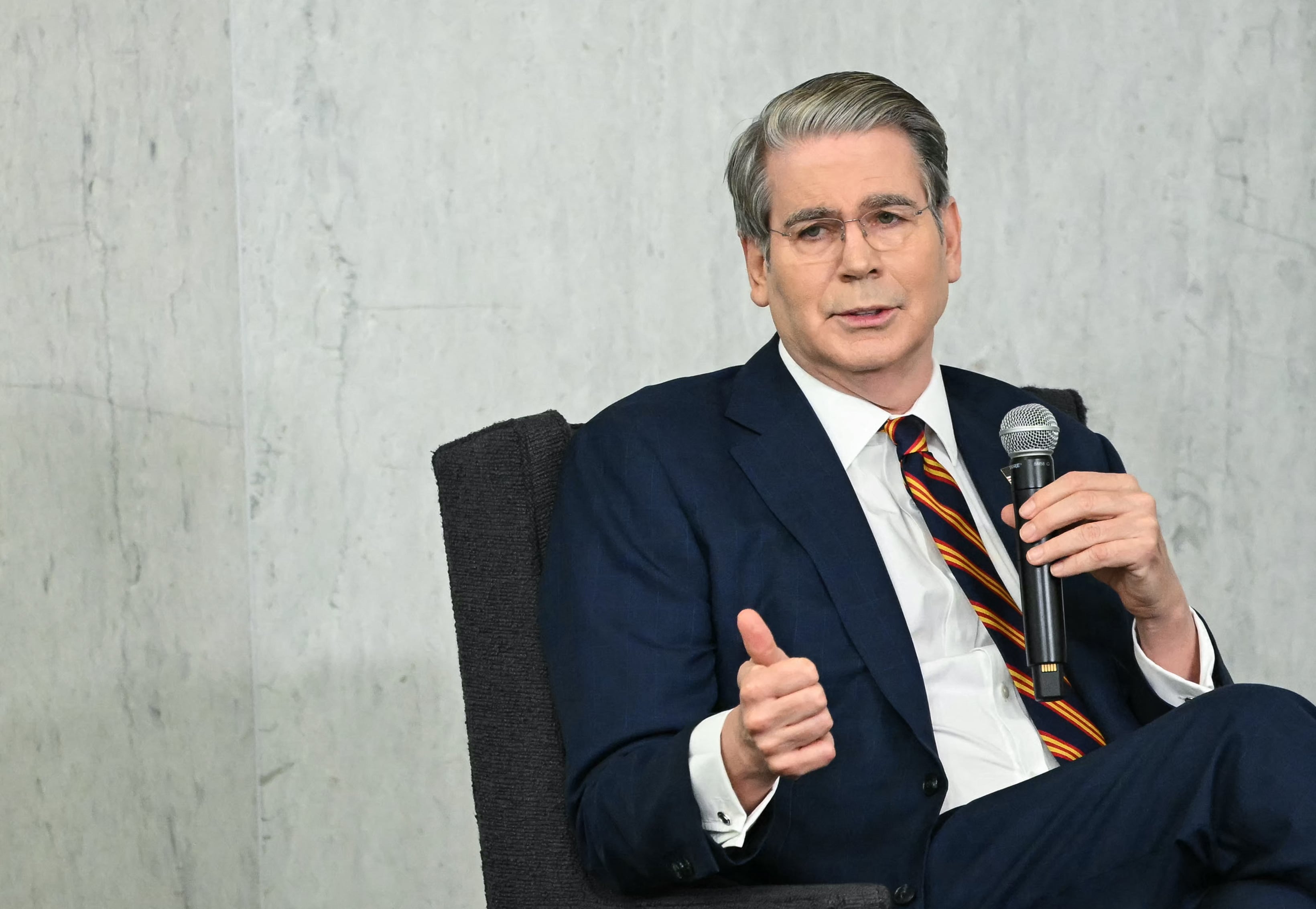 Scott Bessent, secretario del Tesoro de Estados Unidos, confirmó la compra de pesos argentinos y adelantó una nueva línea de financiamiento para el gobierno de Javier Milei.