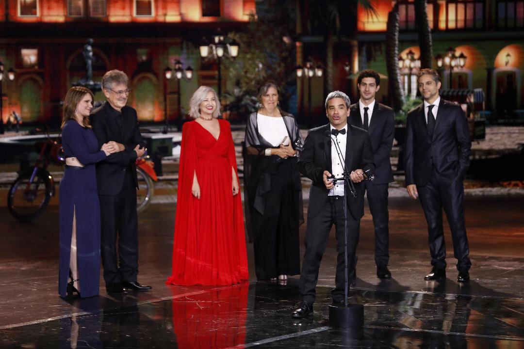 Parte del equipo de El Reino celebró el reconocimiento para la serie. 