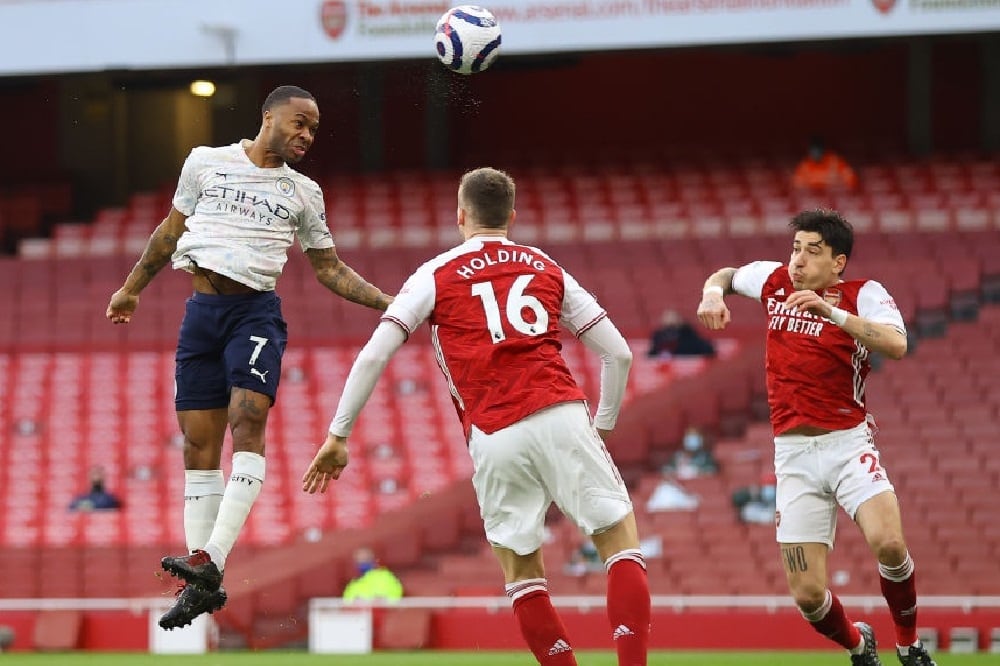 Sterling, con un cabezazo goleador, le dio la victoria al Manchester City.