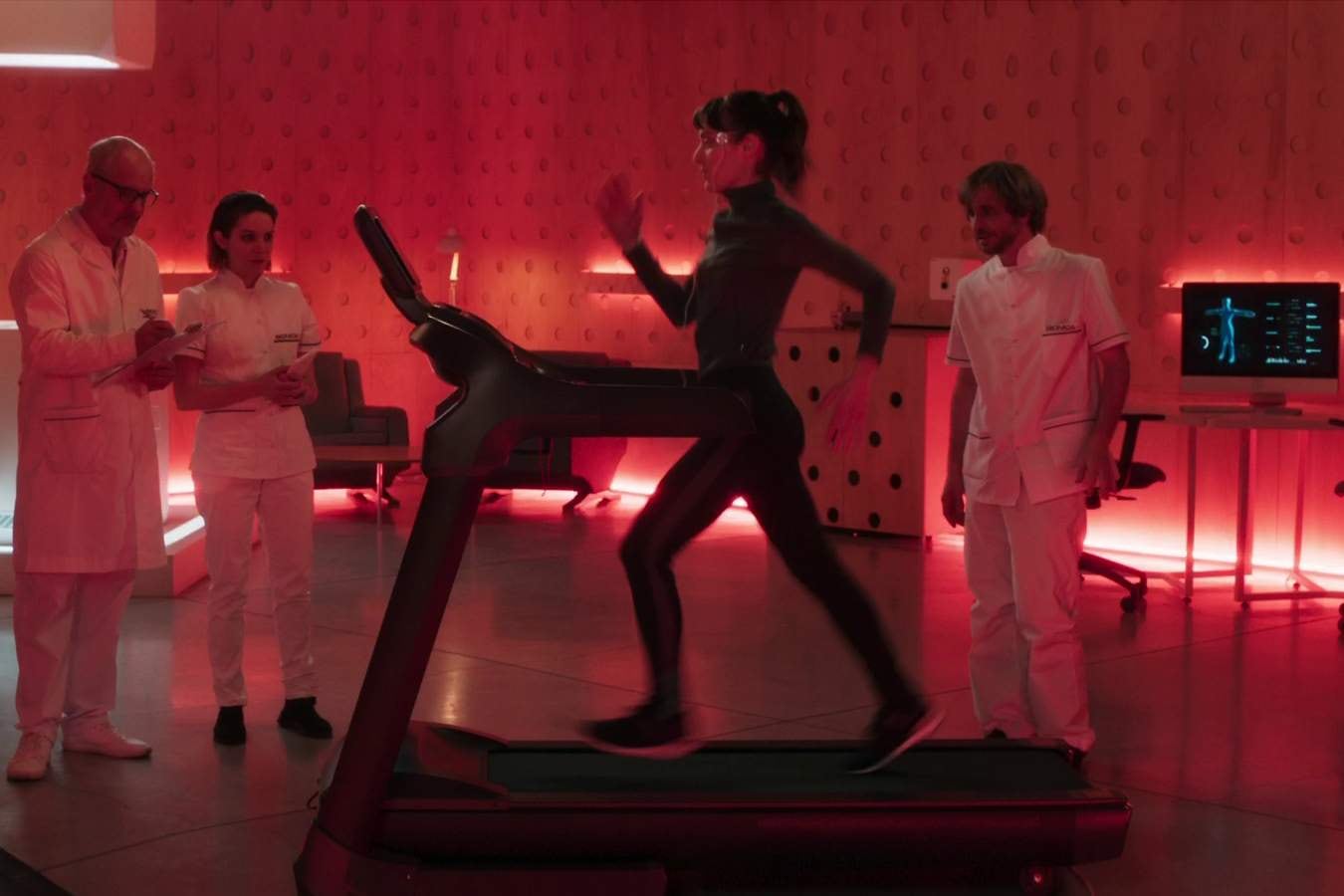 La película transcurre en un espacio frío y desangelado, mezcla de clínica VIP con laboratorio de vanguardia