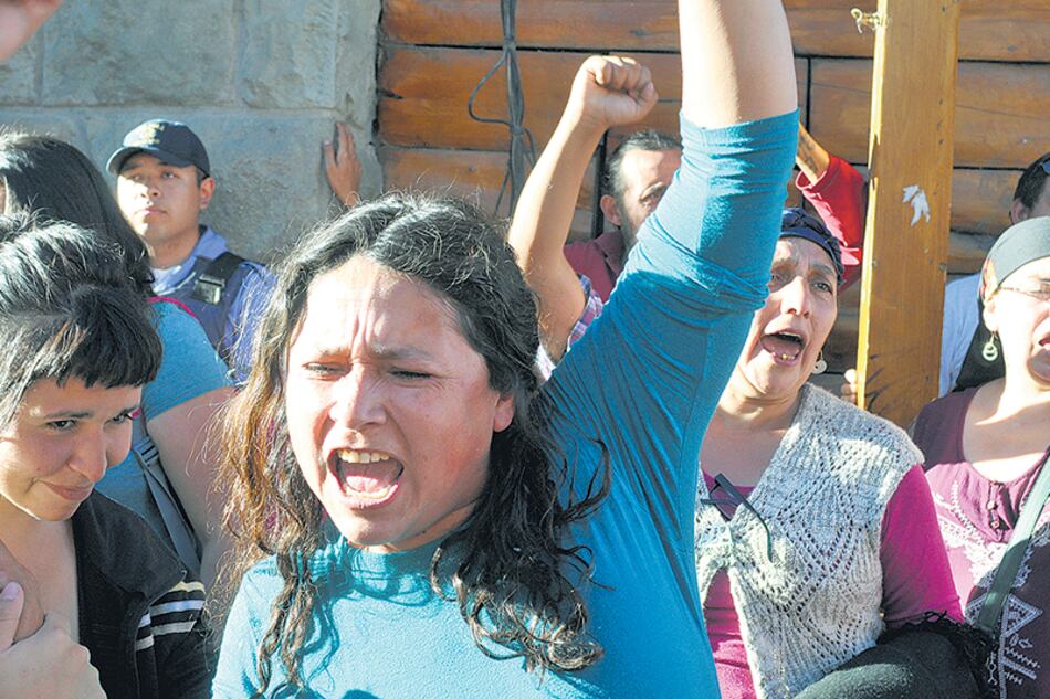 Detrás y con el puño en alto, Isabel Huala, la madre del lonko Jones Huala, durante la liberación de los detenidos.