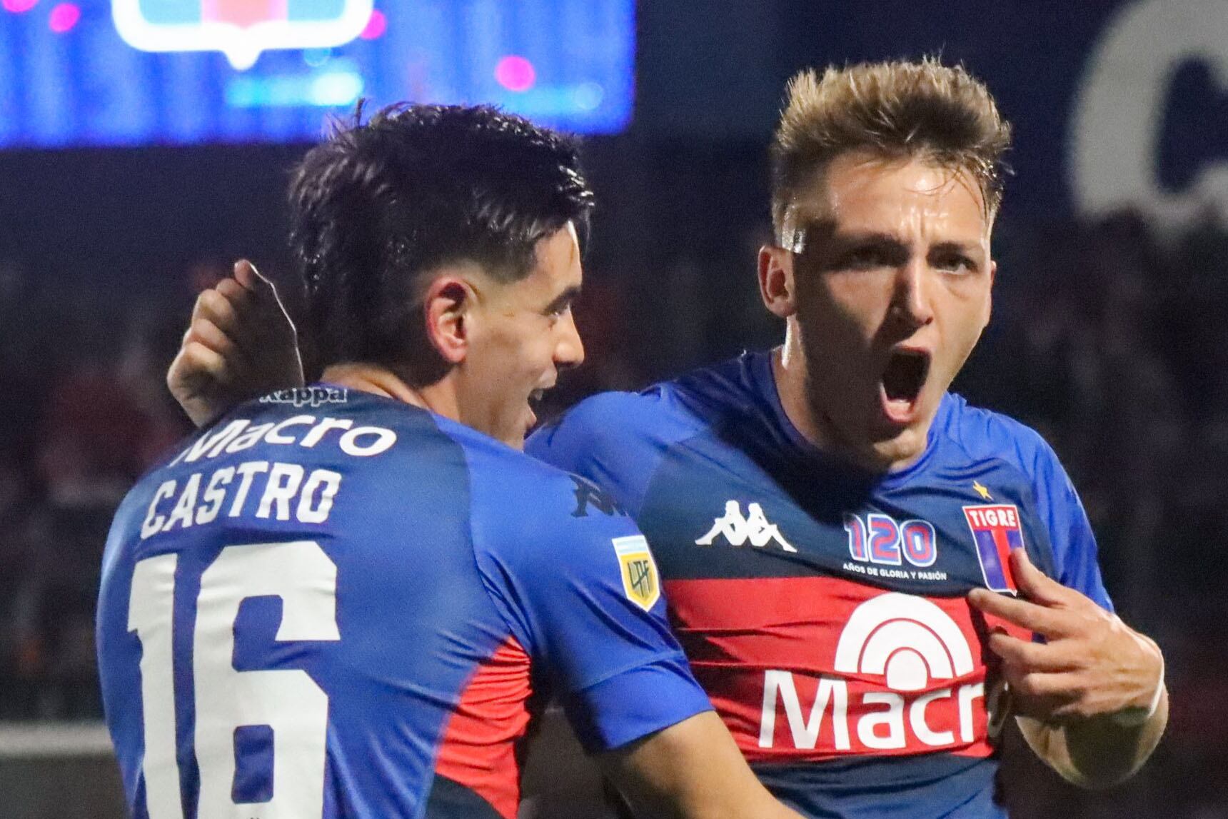 Retegui y Castro, festejo de goleadores