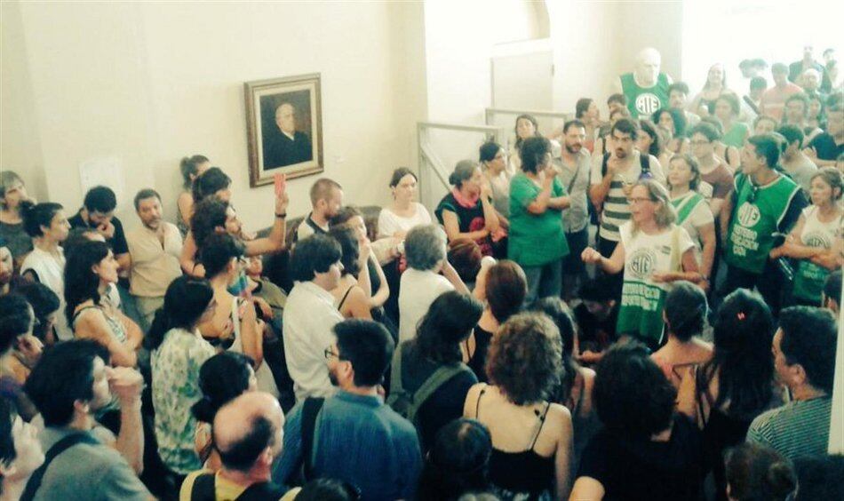 Los trabajadores en la asamblea que decidió dejar el edificio hasta el lunes. 