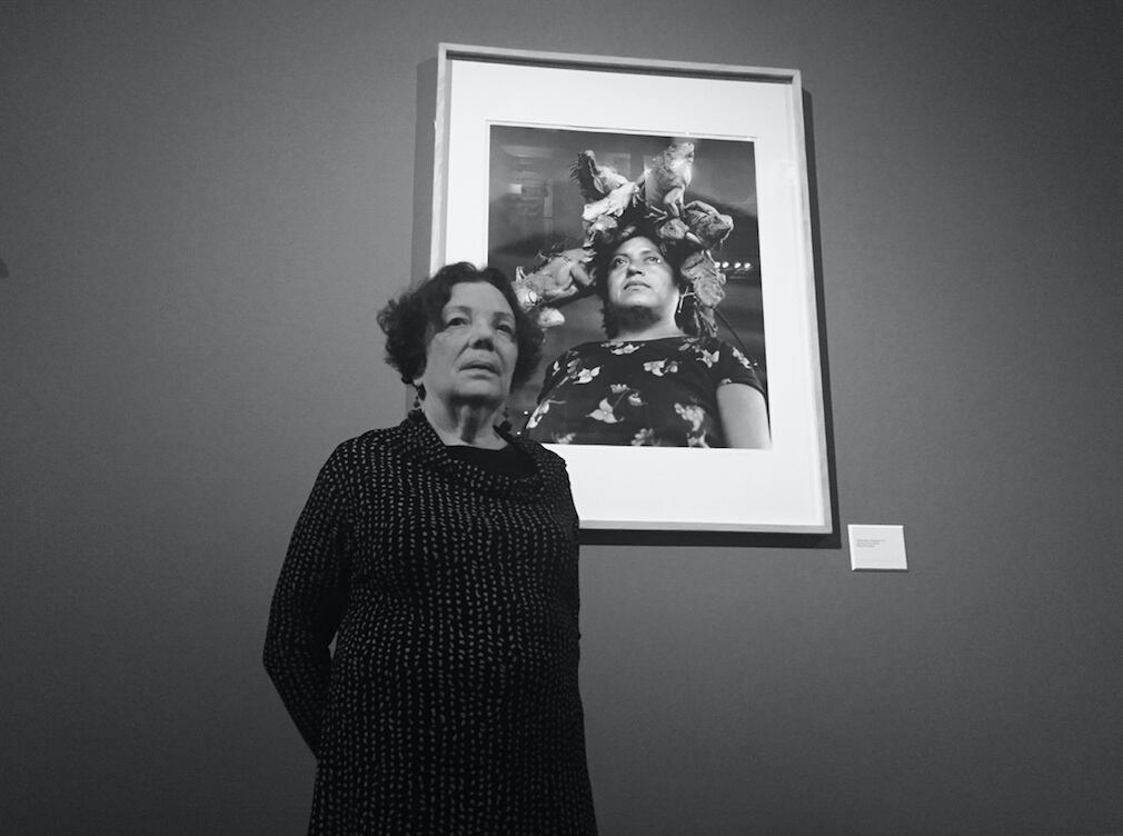 La fotógrafa Graciela Iturbide junto a su foto más famosa