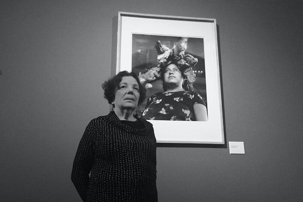 La fotógrafa Graciela Iturbide junto a su foto más famosa