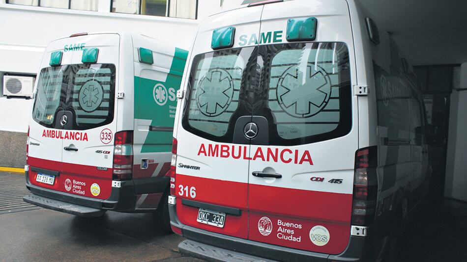 La ambulancia 316 estacionada ayer en el Hospital Fernández. Por esa puerta bajaron los dos “periodistas”.
