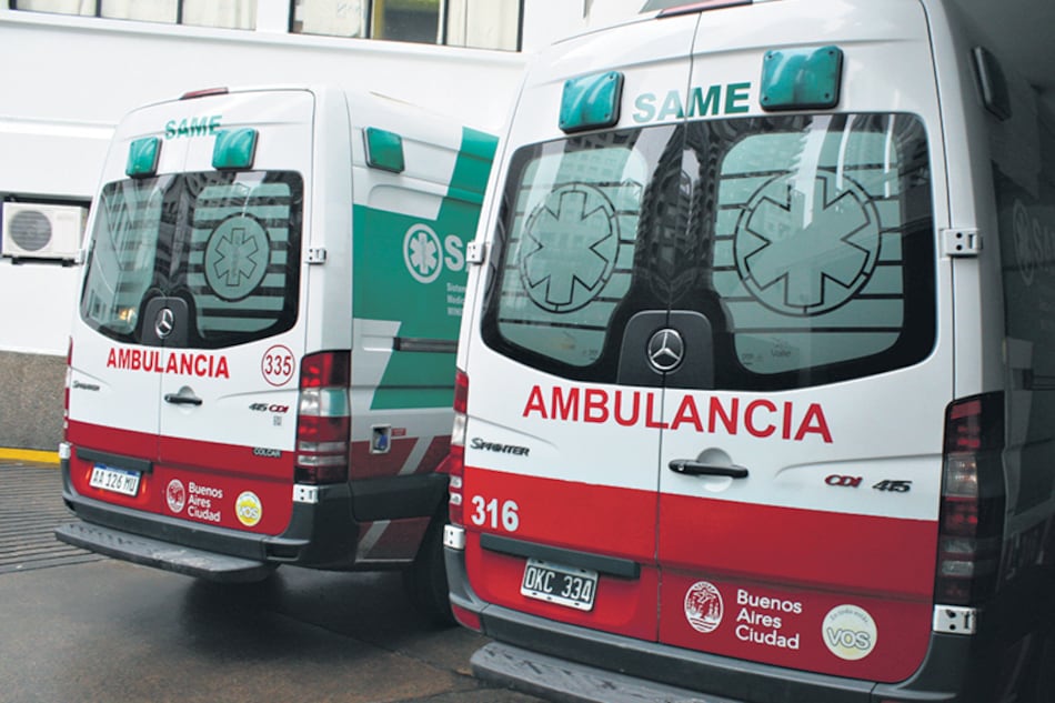 La ambulancia 316 estacionada ayer en el Hospital Fernández. Por esa puerta bajaron los dos “periodistas”.