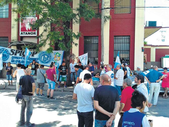 Los trabajadores de Atanor advirtieron sobre el riesgo de cierre de otras tres plantas de la empresa.