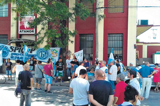 Los trabajadores de Atanor advirtieron sobre el riesgo de cierre de otras tres plantas de la empresa.