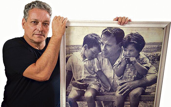 João Vicente Goulart muestra el retrato de su padre junto a él, de pequeño, y su hermana Denize.