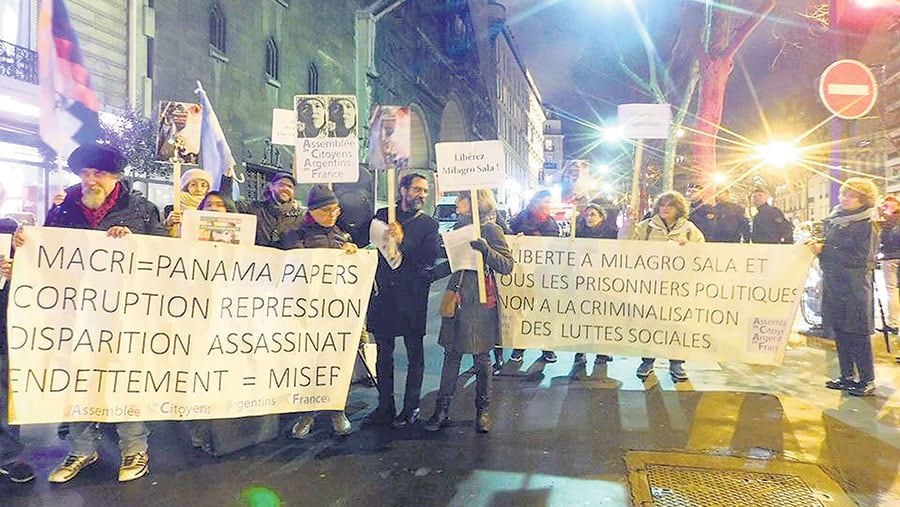 Ciudadanos argentinos residentes en París esperaron anoche a Mauricio Macri con carteles de protesta.