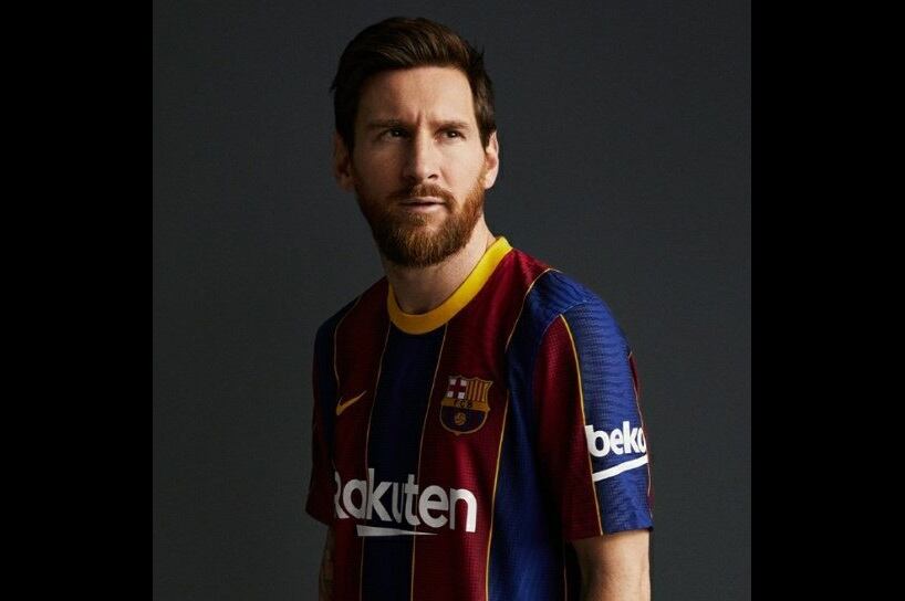 Messi, con la nueva camiseta de Barcelona, presentada este martes.