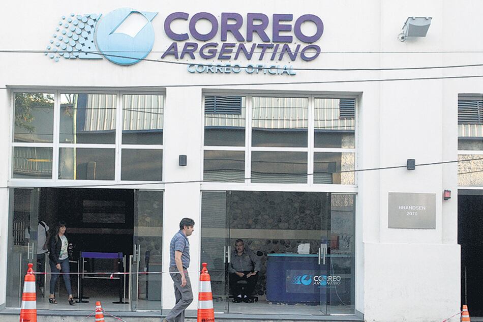 El Gobierno presenta los cambios en el Correo como parte de un programa de “modernización”.