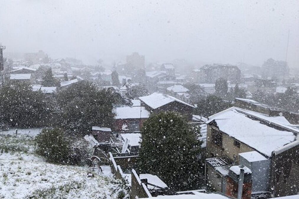 La inesperada acumulación de nieve en las calles de Ushuaia produjo inconvenientes en la circulación vehicular.
