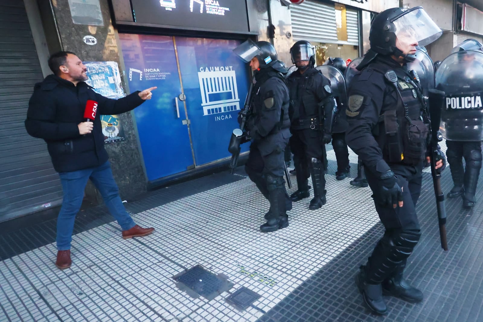 Las imágenes muestran a un policía agrediendo a un periodista que cubría la protesta de jubilados en las inmediaciones del Congreso