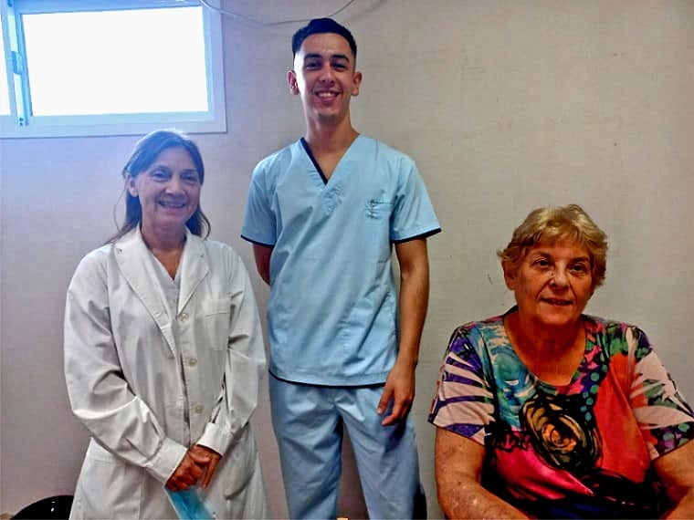 Foto. Gentileza UNNE. La doctora Elba Morales, el estudiante Oscar Robledo Foschiatti y la doctora Silvia Lapertosa investigan tratamiento a base de aceite de oliva para controlar la diabetes gestacional.