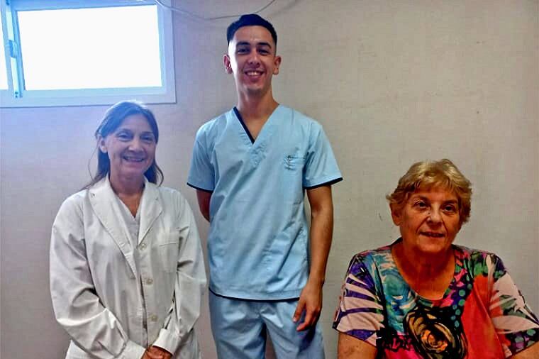 Foto. Gentileza UNNE. La doctora Elba Morales, el estudiante Oscar Robledo Foschiatti y la doctora Silvia Lapertosa investigan tratamiento a base de aceite de oliva para controlar la diabetes gestacional.
