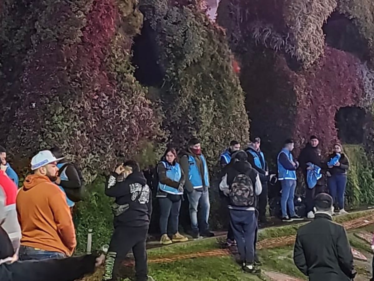 Cuando los bomberos de la fuerza intentaban rescatarlo, terminó cayendo al vacío y falleció por los traumatismos recibidos