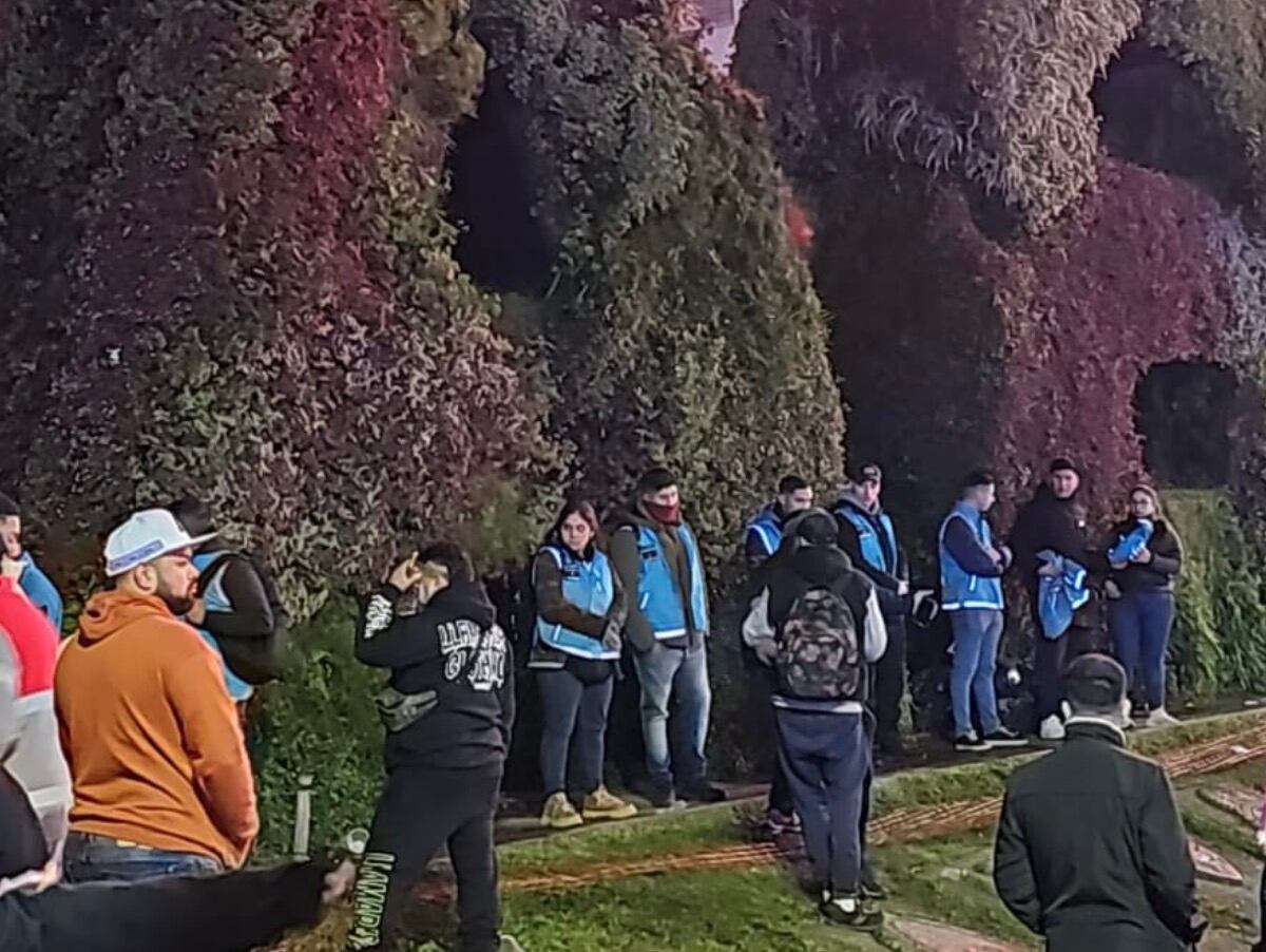 Cuando los bomberos de la fuerza intentaban rescatarlo, terminó cayendo al vacío y falleció por los traumatismos recibidos