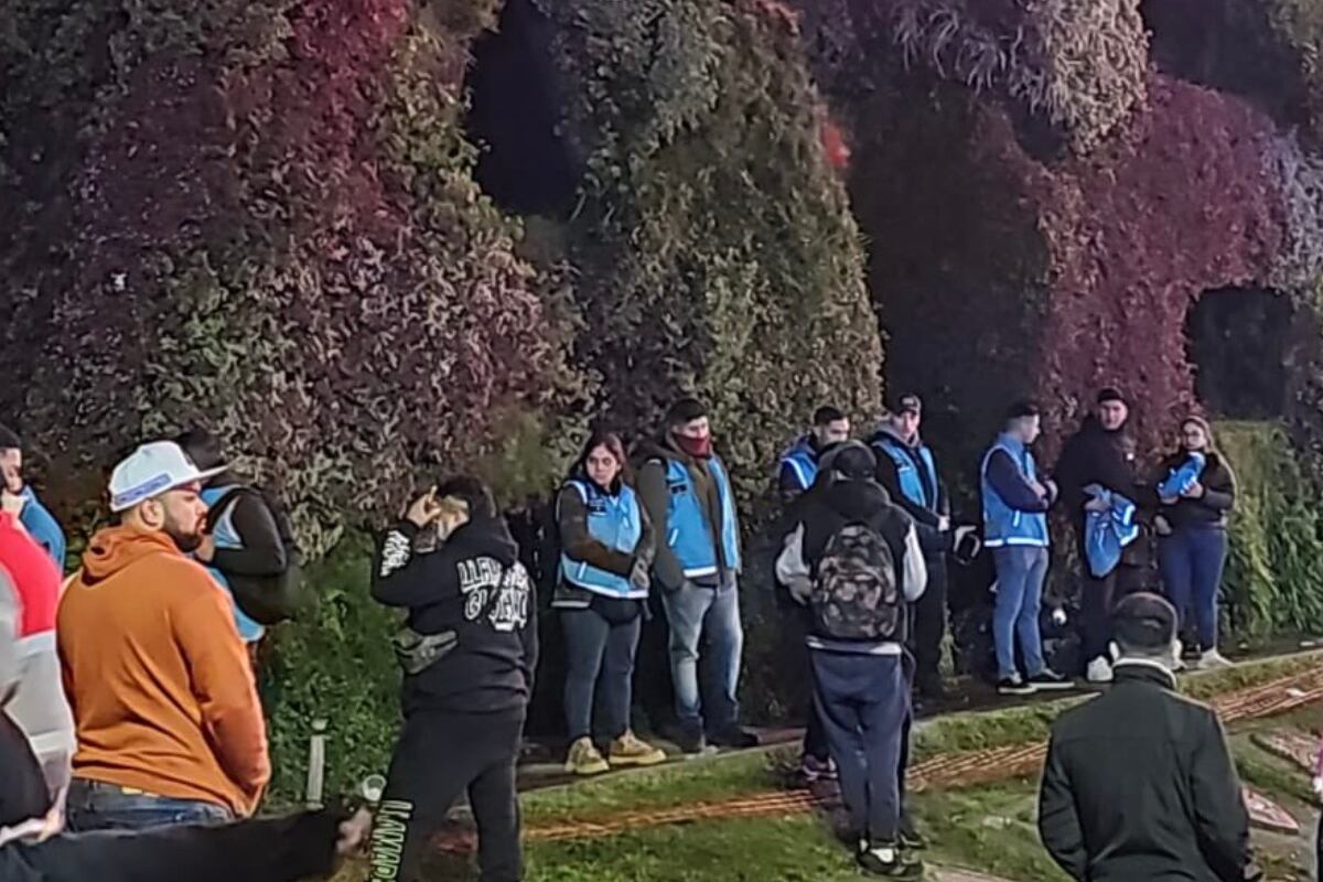 Cuando los bomberos de la fuerza intentaban rescatarlo, terminó cayendo al vacío y falleció por los traumatismos recibidos