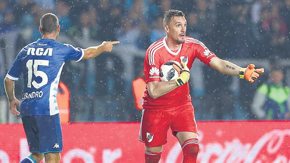 Franco Armani en el Cilindro, en la noche del domingo, cuando atajó todo lo que le tiraron.