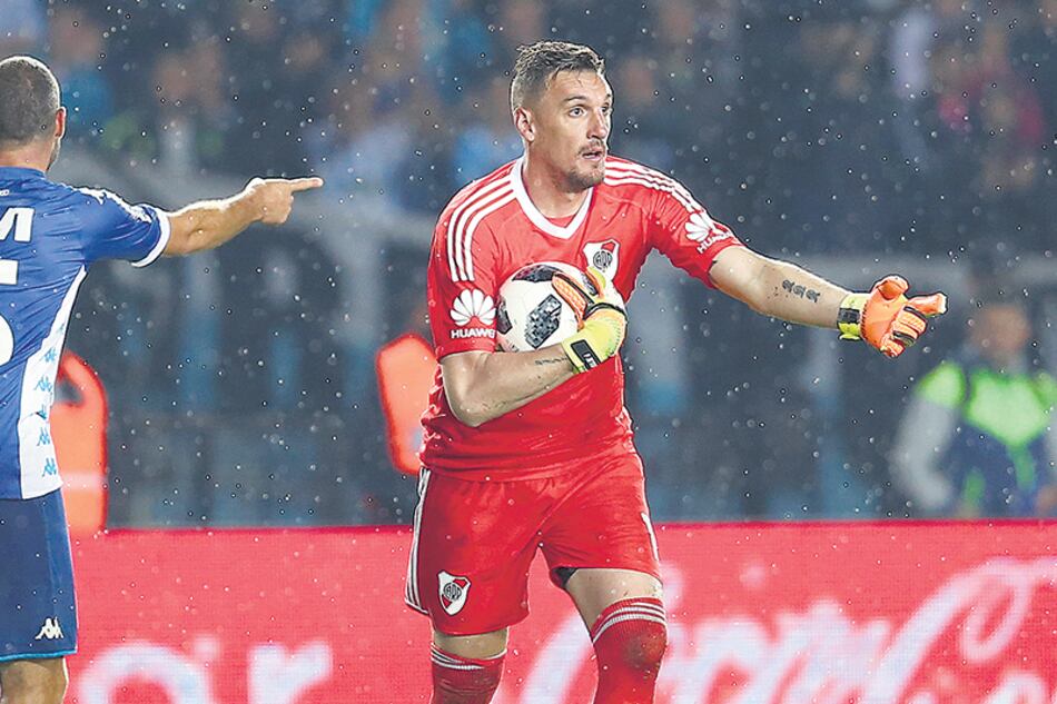Franco Armani en el Cilindro, en la noche del domingo, cuando atajó todo lo que le tiraron.