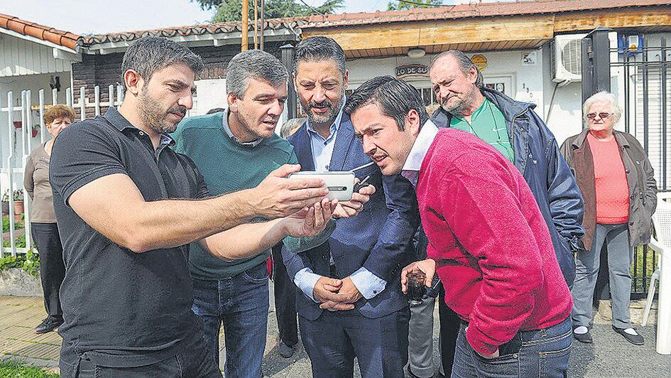 Juan Zabaleta (segundo desde la izquierda) ayer junto a los kirchneristas Menéndez (Merlo) y Nardini (Malvinas).