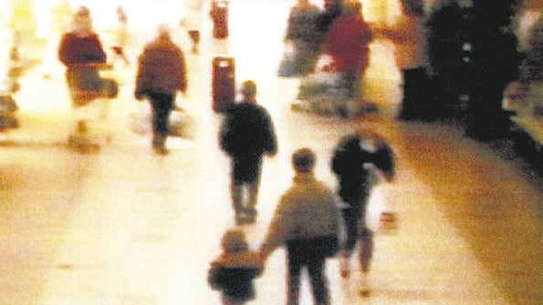 James, llevado por Jon Venables y, adelante, Robert Thompson, en una imagen de la cámara de seguridad.