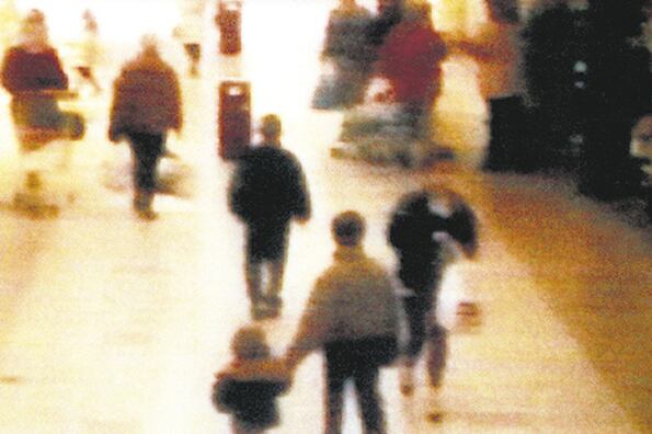 James, llevado por Jon Venables y, adelante, Robert Thompson, en una imagen de la cámara de seguridad.