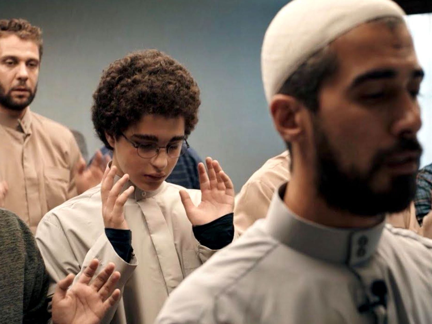 “No puedo besar a una mujer, acabo de hacer mis abluciones”, le dice Ahmed a su madre. 
