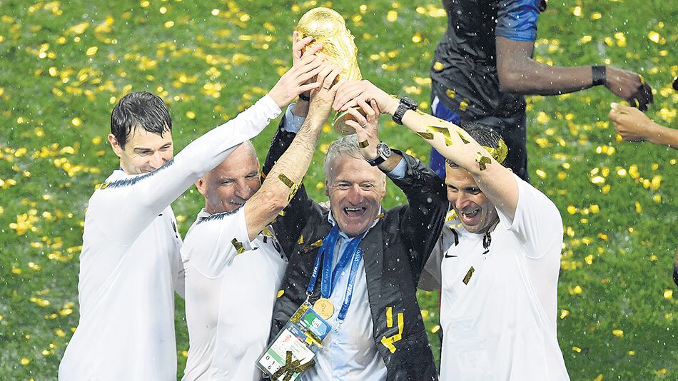 Didier Deschamps, el DT francés, levanta la Copa que en 1998 ya lo había hecho como jugador.