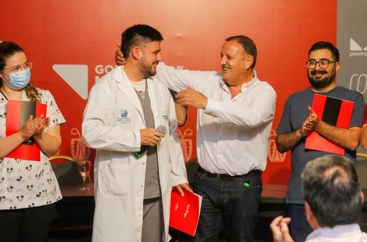 Ricardo Quintela y residentes de Salud durante el anuncio.