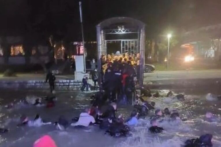 El momento en donde un barco discoteca comenzó a hundirse con 100 personas dentro en Belgrado, Serbia.