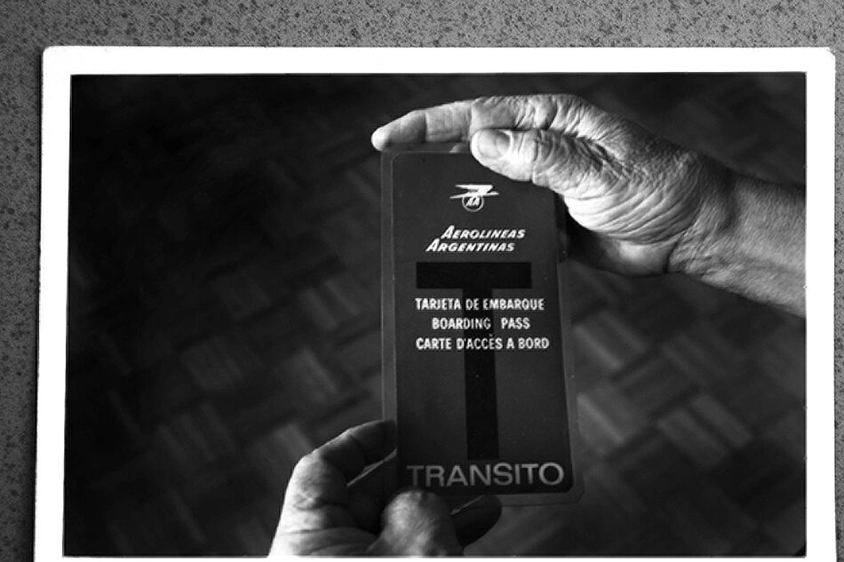 Tarjeta de embarque, pasajero en tránsito, de Alberto Siniego