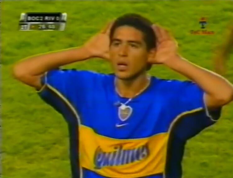 Riquelme, en el momento de un gesto que quedó en la historia. 