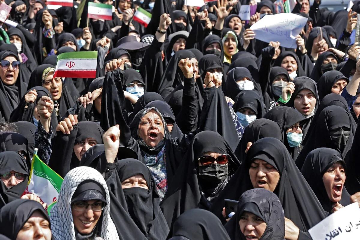 Una de las protestas desatadas por la muerte de Mahsa Amini en Irán. Imagen: AFP.