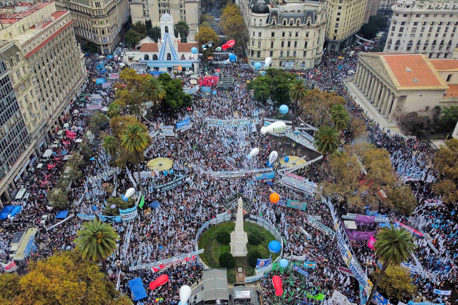 La Plaza de Mayo desbordó para escuchar a Cristina Kirchner.