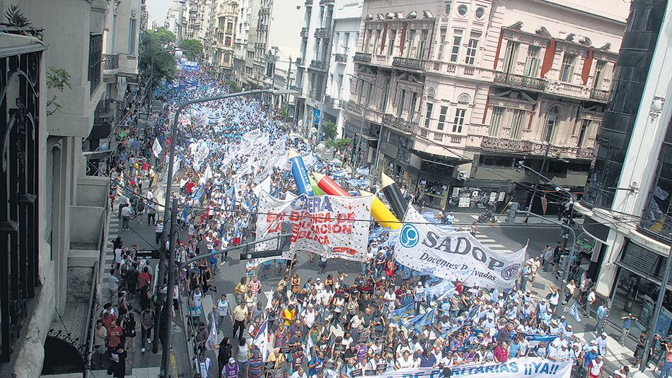 Miles de docentes se movilizaron y manifestaron ante el Ministerio de Educación nacional.