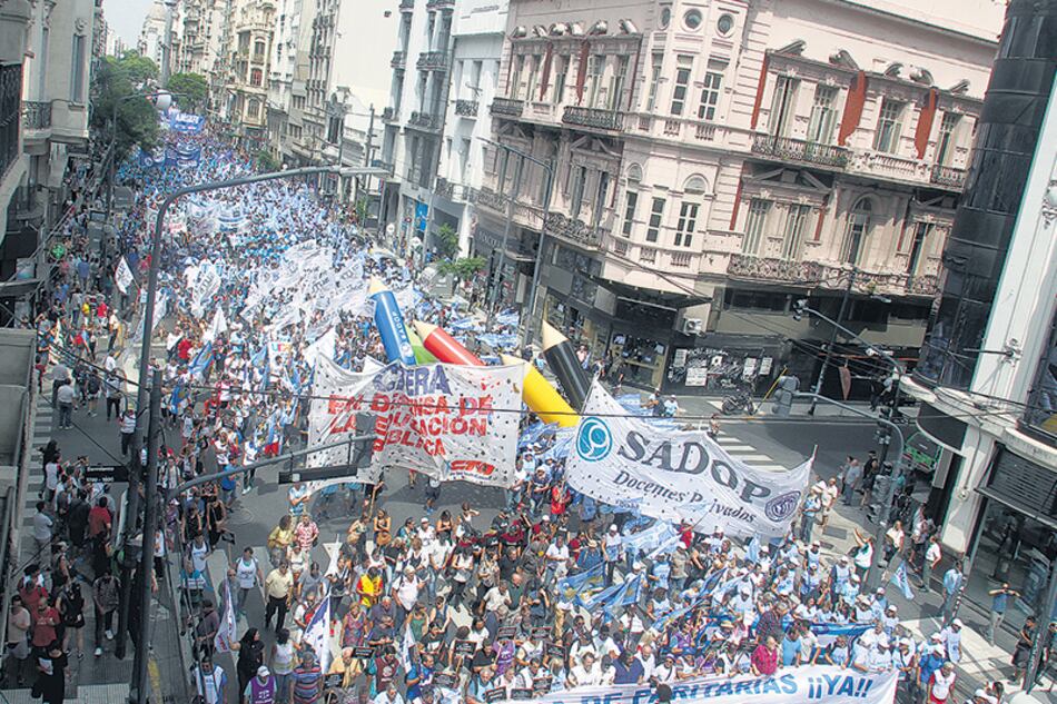Miles de docentes se movilizaron y manifestaron ante el Ministerio de Educación nacional.